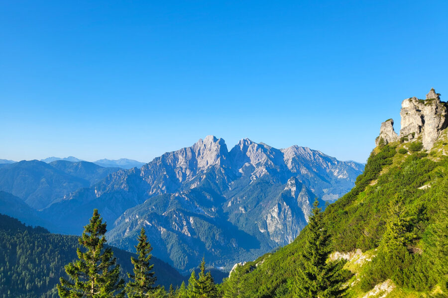 Der morgendliche Blick Richtung Admonter Reichenstein, Sparafeld, Admonter Kaibling und Riffl im Aufstieg Richtung Buchstein. Foto: Siebenbrunner, POW AT