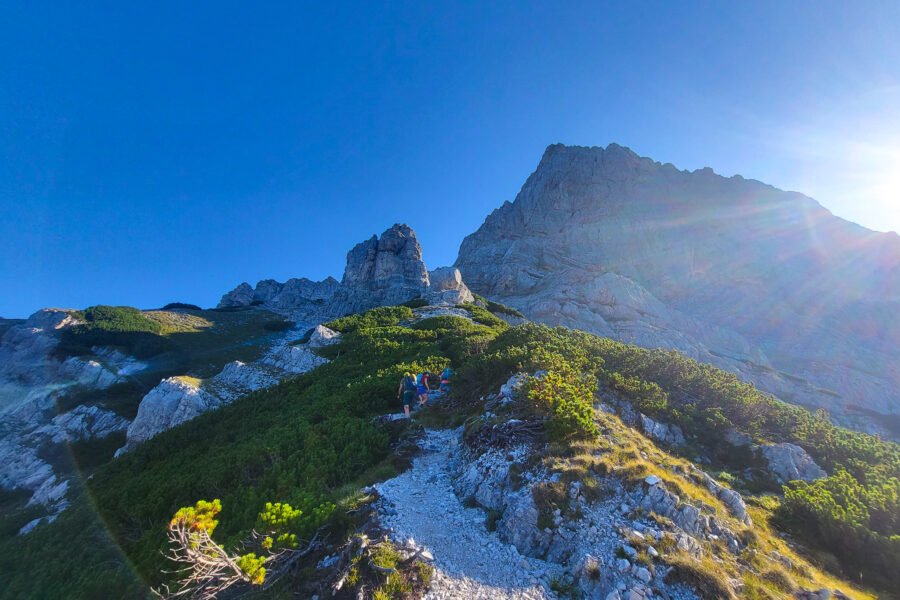 Schon im Zustieg zum Klettersteig haben wir die Südwand stets im Blick, die wir später via Klettersteig durchqueren werden. Foto: Siebenbrunner, POW AT