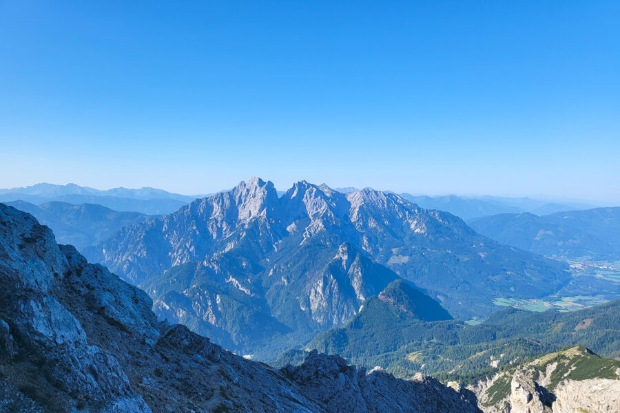 Noch einmal - weil’s so schön ist - der Blick auf Admonter Reichenstein, Sparafeld, Admonter Kaibling, Riffl und Kreuzkogel. Ganz rechts im Bild liegt die Klosterstadt Admont. Im Vordergrund ganz unscheinbar der bewaldete Himbeerstein. Dahinter befindet sich der “Gesäuseeingang”. Foto: Siebenbrunner, POW AT