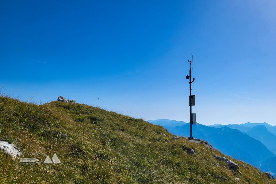 Kurz vor dem Gipfel kommt man an einer Wetterstation vorbei. Von weit weg sieht sie einem Gipfelkreuz täuschend ähnlich …  Foto: Anna, POW AT