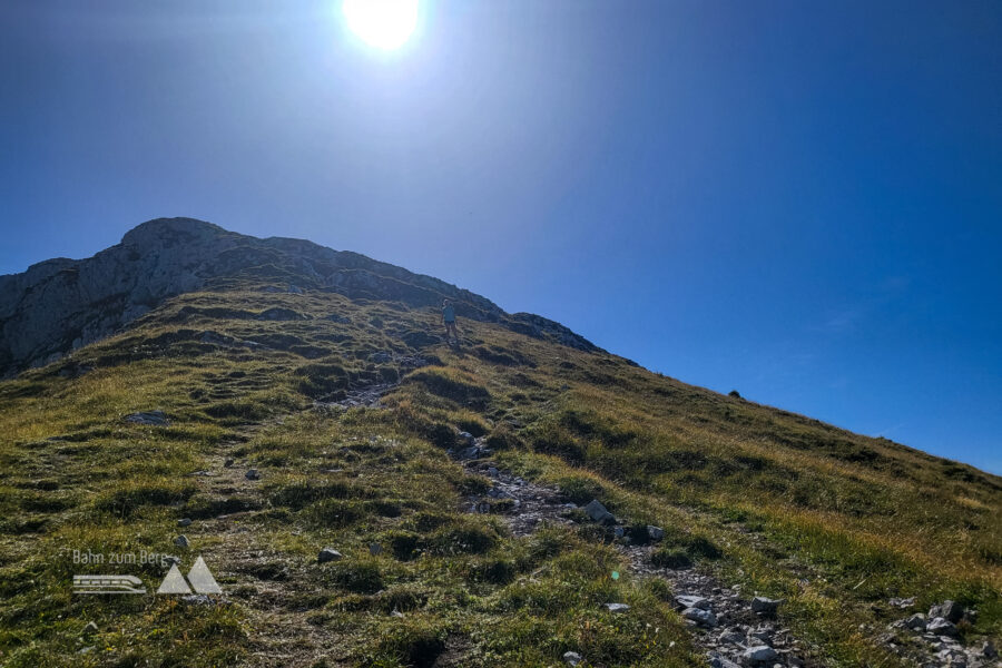  Der Blick zurück zum Gipfel verrät uns, dass wir schon ein gutes Stück des Abstiegs erledigt haben. Foto: Anna, POW AT