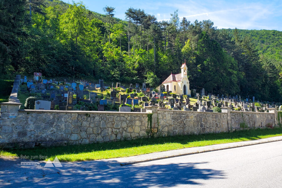 Vom Bahnhof Waldegg geht es hinauf und vorbei am Friedhof. Foto: Linda Prähauser