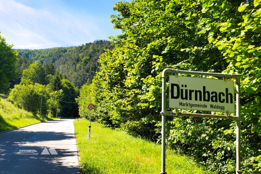 Nach 1,5 Kilometern auf der asphaltierten Straße erreiche ich Dürnbach. Foto: Linda Prähauser