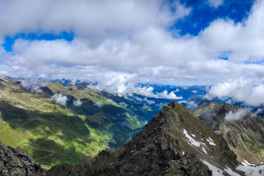 Blick vom Schwarzhorn (2.812 Meter) ins Sellrain. Auf der Stubaier Seite steht eine Wolkenwand. Foto: Konrad Gwiggner