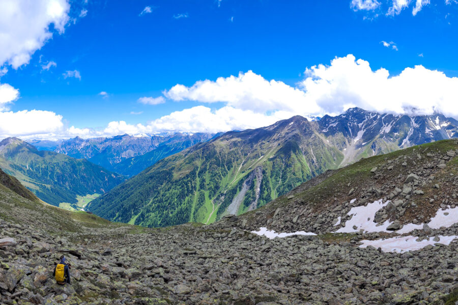 Ausblick ins Oberbergtal, in die Stubaier mit der Serles im Hintergrund. Foto: Konrad Gwiggner