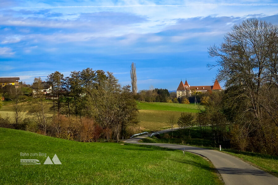 Schöner Blick zurück auf das Schloss Spielfeld. Foto: Martina Friesenbichler