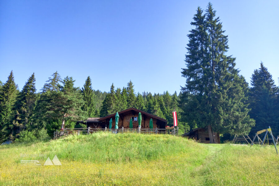 Bürgerbergalm mit großem Spielplatz am Waldrand. Foto: Martina Friesenbichler