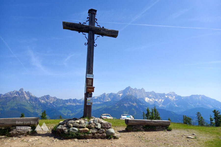 Rossbrand (1.770 Meter). Rechts der Dachstein, links die Bischofsmütze. Foto: Martina Friesenbichler