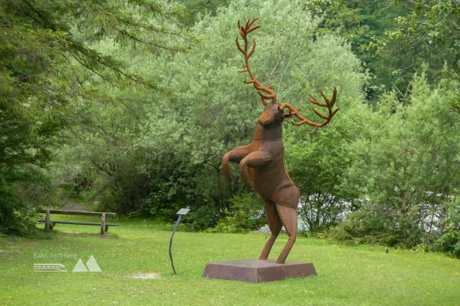 Kunstwerk am Eingang ins Bluntautal – Hirsch in Angriffspose. Foto: Karl Plohovich