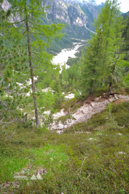 Blick zurück auf den ersten steilen Anstieg und ins Innerfeldtal; Schneefelder unterhalb imposanter Felstürme. Fotos: Herbert Fuchs