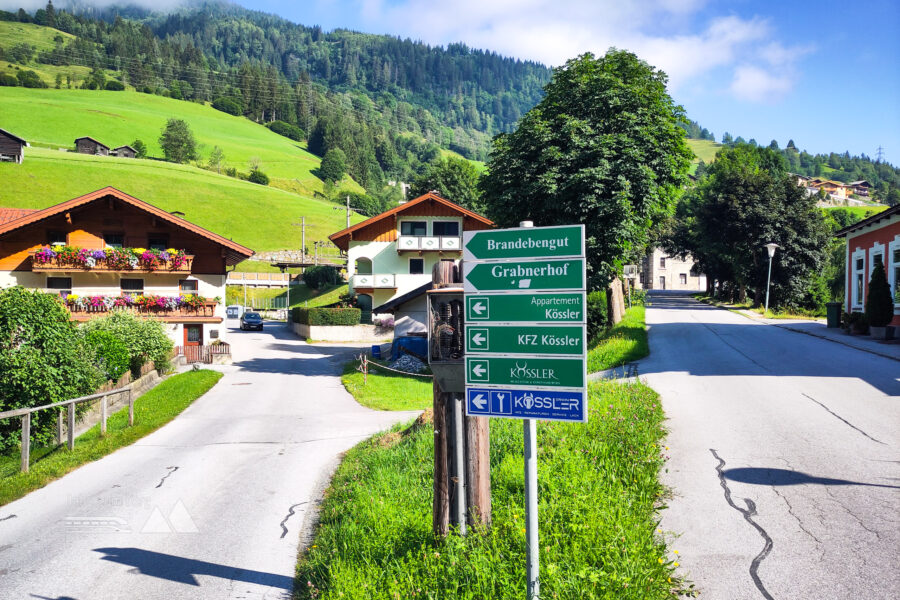 Die Bike-Routen-Beschilderung lässt noch auf sich warten. Zum Brandebengut. Foto: Karl Plohovich