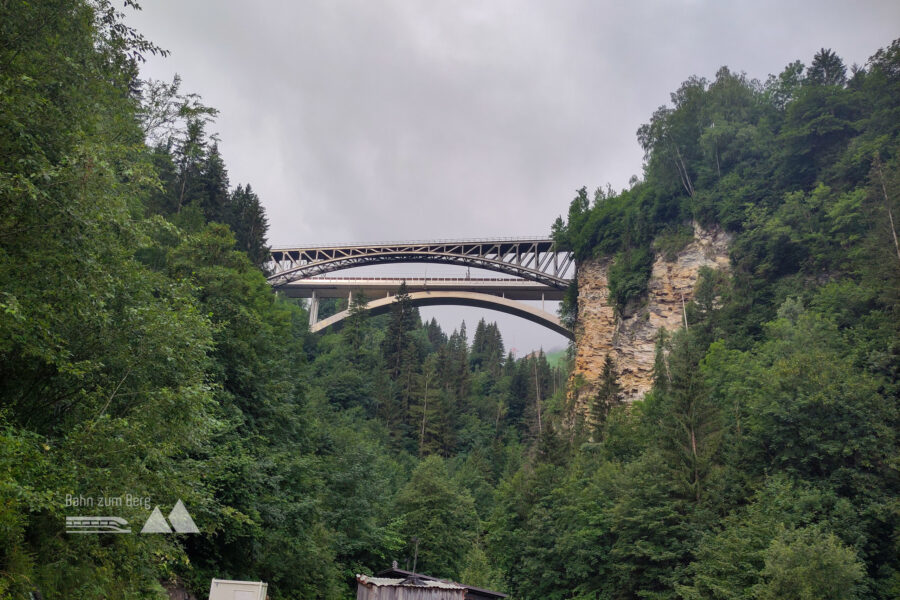 Alte und neue Bahnbrücke beim Talübergang Angertal. Foto: Karl Plohovich