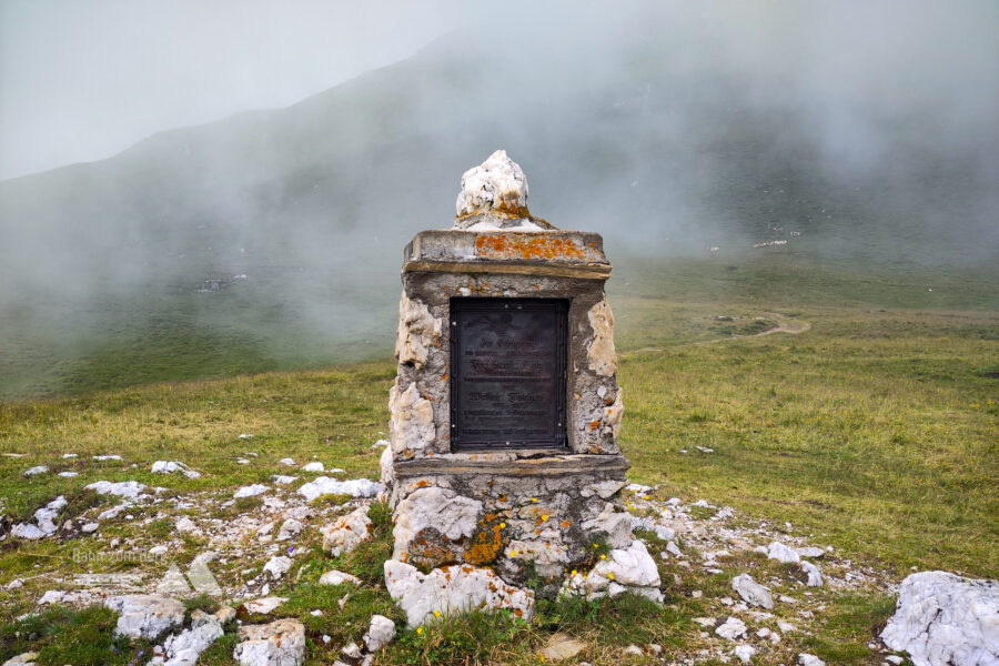 Denkmal aus „lokalen Steinen“. Foto: Karl Plohovich