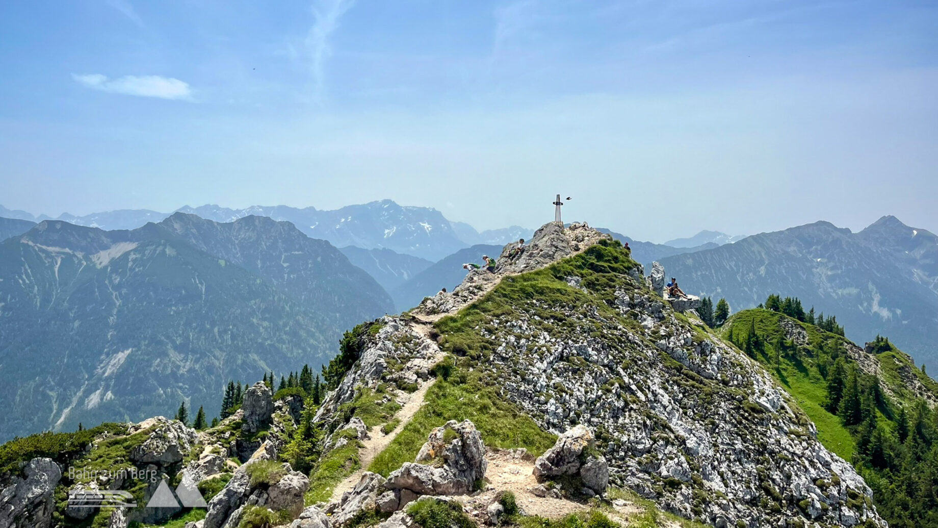 Geschafft: Blick von der Gipfelbrotzeit auf den Teufelstättkopf und das dahinterliegende Panorama. Foto: Fabian Lindner, POW DE