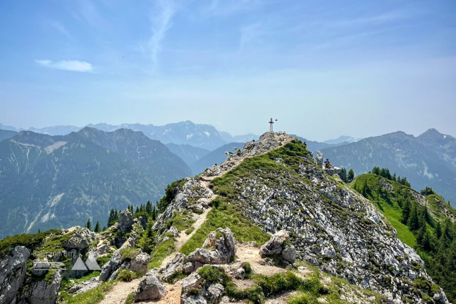 Geschafft: Blick von der Gipfelbrotzeit auf den Teufelstättkopf und das dahinterliegende Panorama. Foto: Fabian Lindner, POW DE