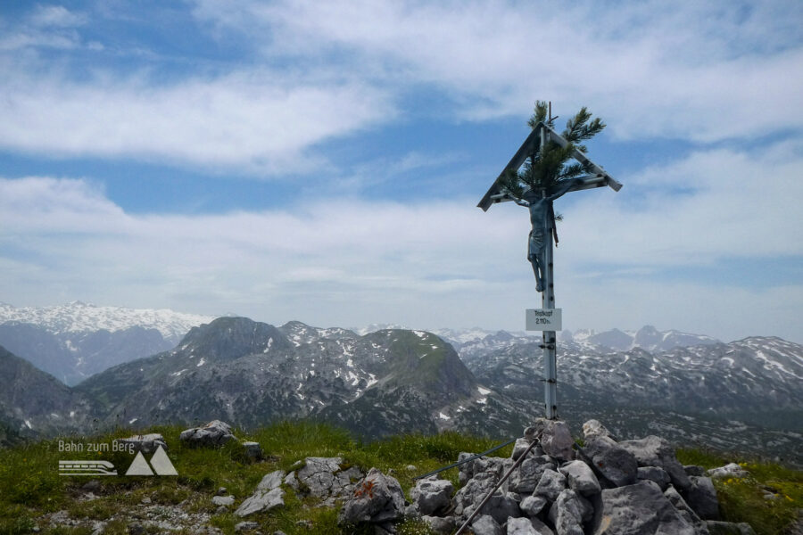 Tristkopf (2.110 Meter) – links das noch schneebedeckte Hochkönigmassiv (alles im Sahrastaub-Dunst). Foto: Karl Plohovich