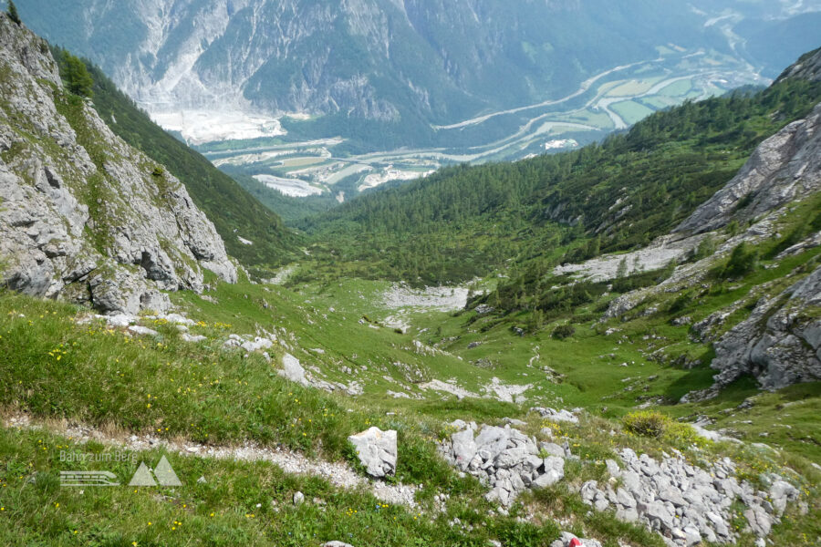 Blick vom Hochtor hinunter ins Salzachtal zu den klaffenden Steinbruch-Wunden. Foto: Karl Plohovich