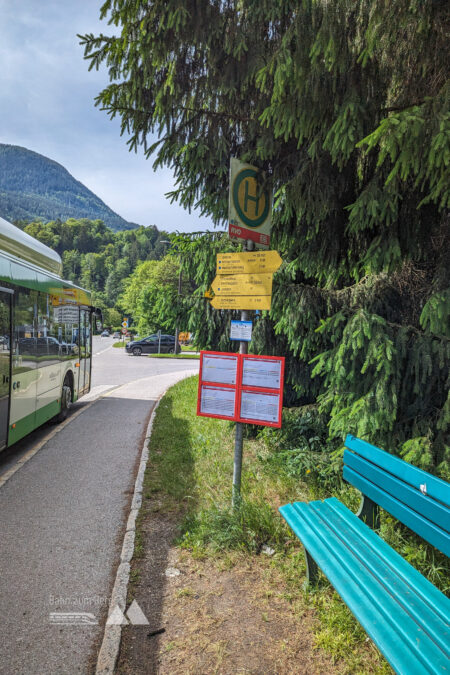 Startbushaltestelle “Salzbergwerk”; Bei der kleinen Straße nach rechts oben startet die Tour. Fotos: Maresa Brandner