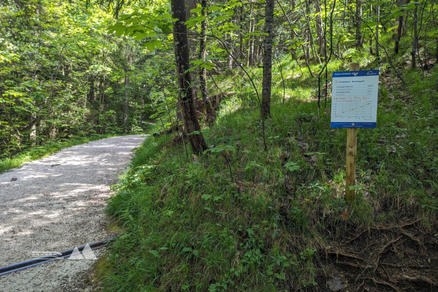 Angekommen auf dem Hauptweg zur Kneifelspitze findet man Infotafeln zur zurückgelegten Strecke und Höhenmeter. Foto: Maresa Brandner