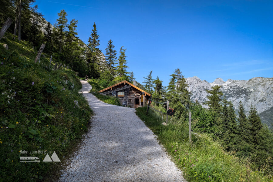 Die Schärtenalm mit Blick auf die Reiteralpe. Eine Einkehr wird wärmstens empfohlen! Foto: Maresa Brandner