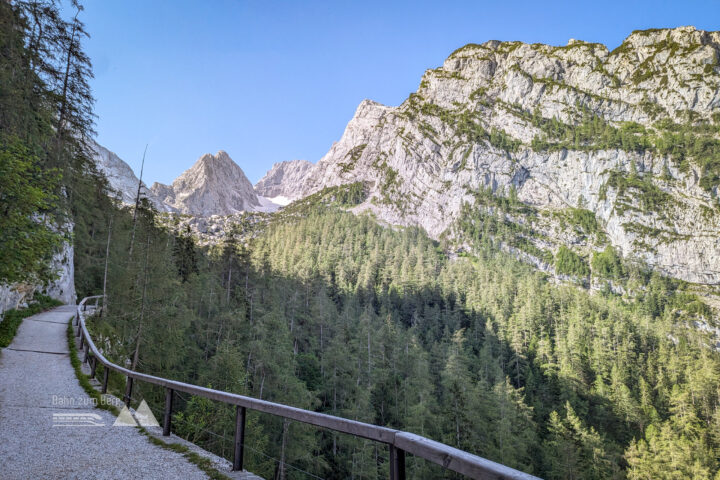 Der Weg wird kurzzeitig etwas flacher, bis die Felsarena des Hochkalters in den Blick kommt. Fotos: Maresa Brandner