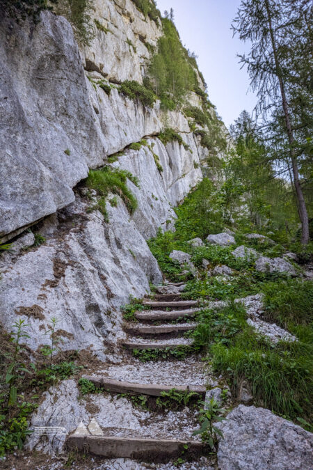 Die letzten 300 Höhenmeter zur Blaueishütte werden über viele Stufen entlang imposanter Felswände erklommen. Fotos: Maresa Brandner