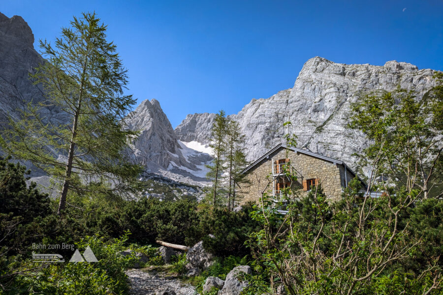 Zwischenziel: Die Blaueishütte. Im Hintergrund sieht man die kümmerlichen Reste des Blaueisgletschers, der, dank der Klimakrise, kaum mehr als ein Altschneefeld ist. Foto: Maresa Brandner