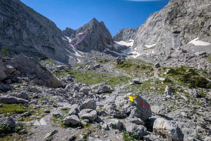 Auf dem linken Bild sieht man bereits das heutige Ziel: die Schärtenspitze ist der Zacken direkt über dem gelben Wegweiserschild. Der Gipfel rechts davon ist die Blaueisspitze. Fotos: Maresa Brandner