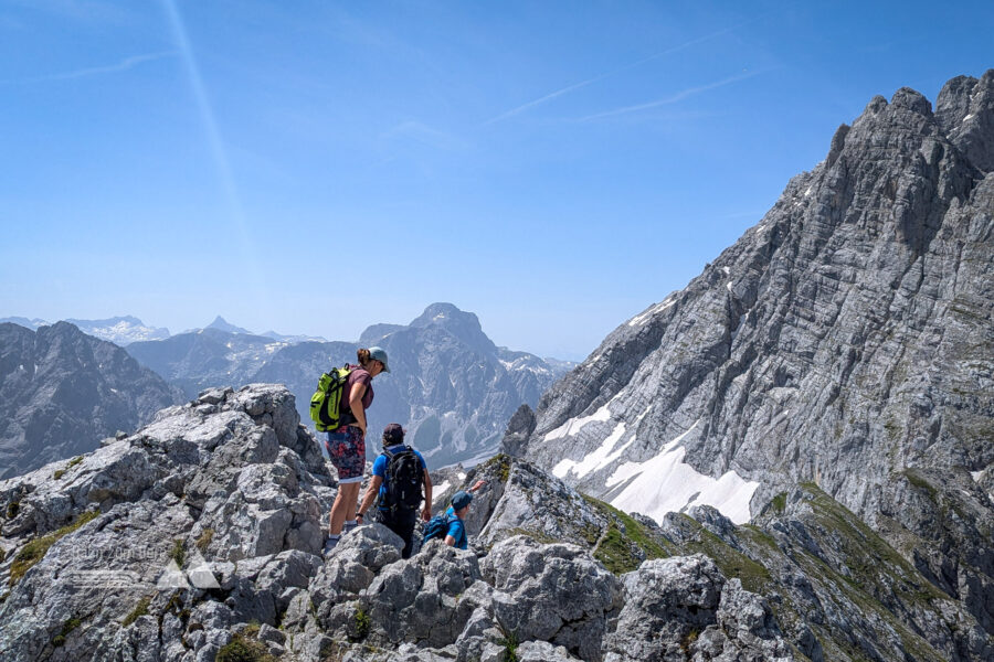 Geradeaus erkennt man den Hundstod, ebenfalls Teil der Berchtesgadener Alpen, aber bereits auf österreichischem Gebiet. Foto: Maresa Brandner