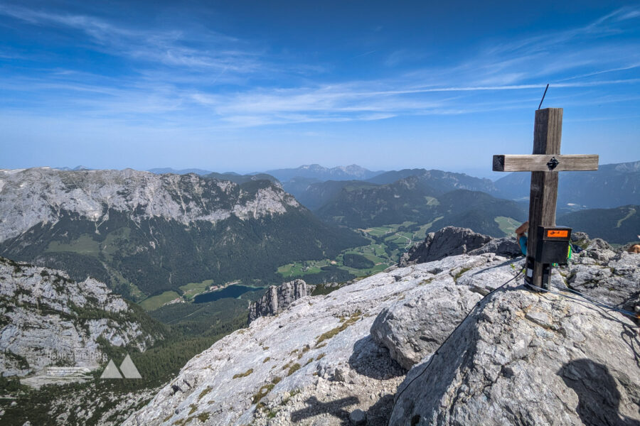 Ein letzter Blick zurück zum Gipfelkreuz, im Hintergrund sieht man die Reiteralpe und den Hintersee. Foto: Maresa Brandner