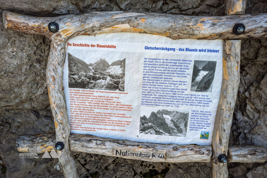 Eine Tafel informiert über die alte Blaueishütte, die von einer Lawine zerstört wurde und den Blaueisgletscher, dessen letzte Schneereste bald verschwunden sein werden. Foto: Maresa Brandner