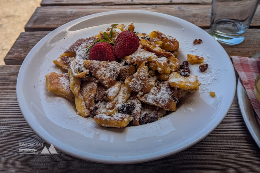 Eingekehrt wird in die Schärtenalm für den wohlverdienten Kaiserschmarrn von Annemie. Foto: Maresa Brandner