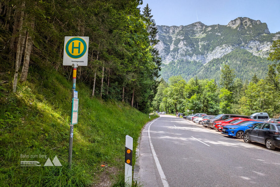 Warten an der Bushaltestelle. Wie im Hintergrund zu sehen, ist die Parkplatzsituation bei schönem Wetter äußerst angespannt. Foto: Maresa Brandner