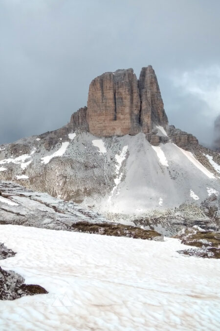 Blick zurück auf den ersten steilen Anstieg und ins Innerfeldtal; Schneefelder unterhalb imposanter Felstürme. Fotos: Herbert Fuchs