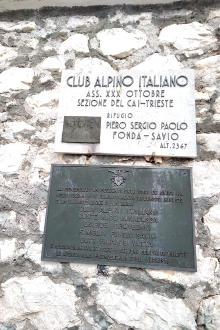 Località Pian dei Spiriti; Rifugio Flli. Fonda Savio; Tafel mit den Gönnern des Rifugio Flli. Fonda Savio. Fotos: Herbert Fuchs