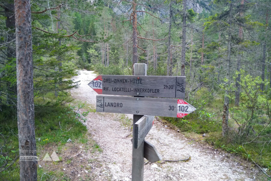 Wegweiser direkt zur Dreizinnenhütte. Foto: Herbert Fuchs