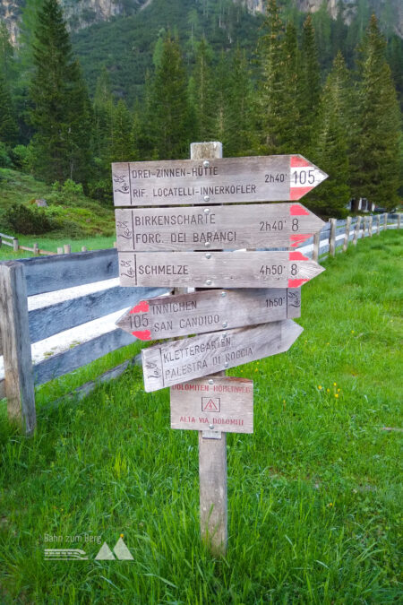 Morgenstimmung; Wegweiser Richtung Dreizinnenhütte. Foto: Herbert Fuchs