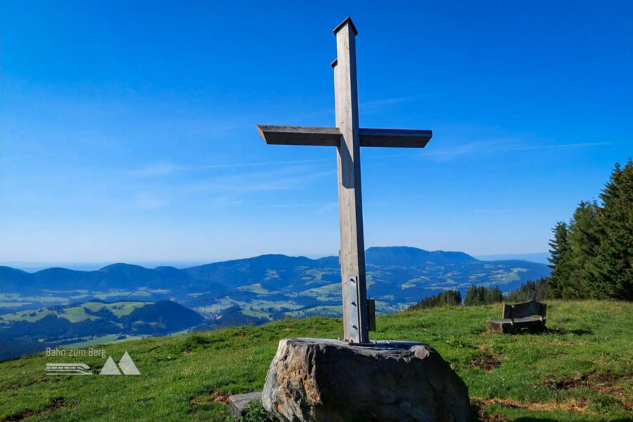 Buchkogelgipfelkreuz mit Rastmöglichkeit. Foto: Alice Frischherz