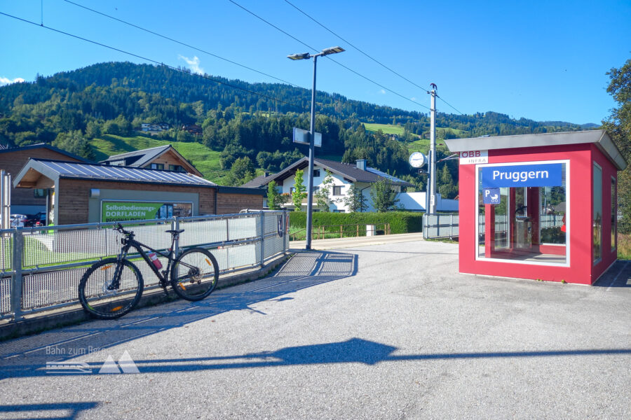 Bahnhof und Selbstbedienungs-Dorfladen in Pruggern. Foto: Martina Friesenbichler