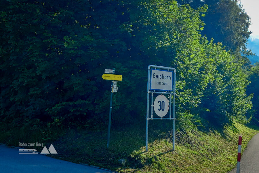 Erster Wegweiser kurz nach dem Bahnhof. Foto: Martina Friesenbichler