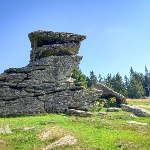 Teufelstein (1.498 Meter) mit Gipfelkreuz. Foto: Martina Friesenbichler