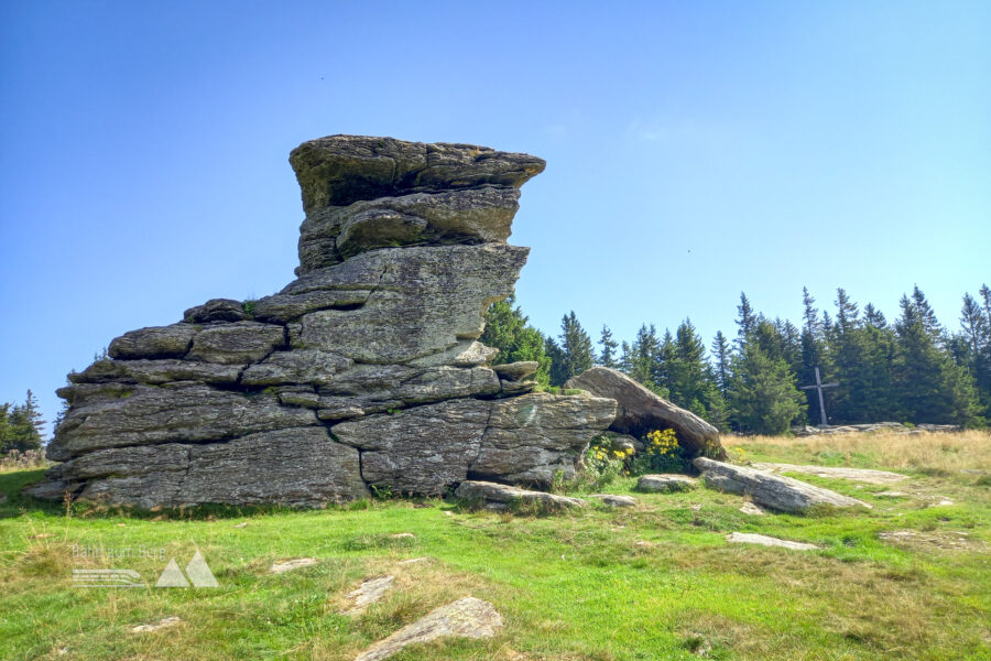 Teufelstein (1.498 Meter) mit Gipfelkreuz. Foto: Martina Friesenbichler