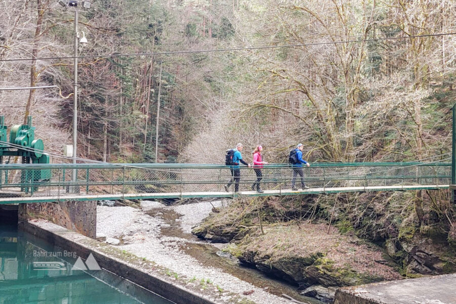 Brücke über die Raab bei der Staumauer (Herbstfoto). Foto: Alice Frischherz