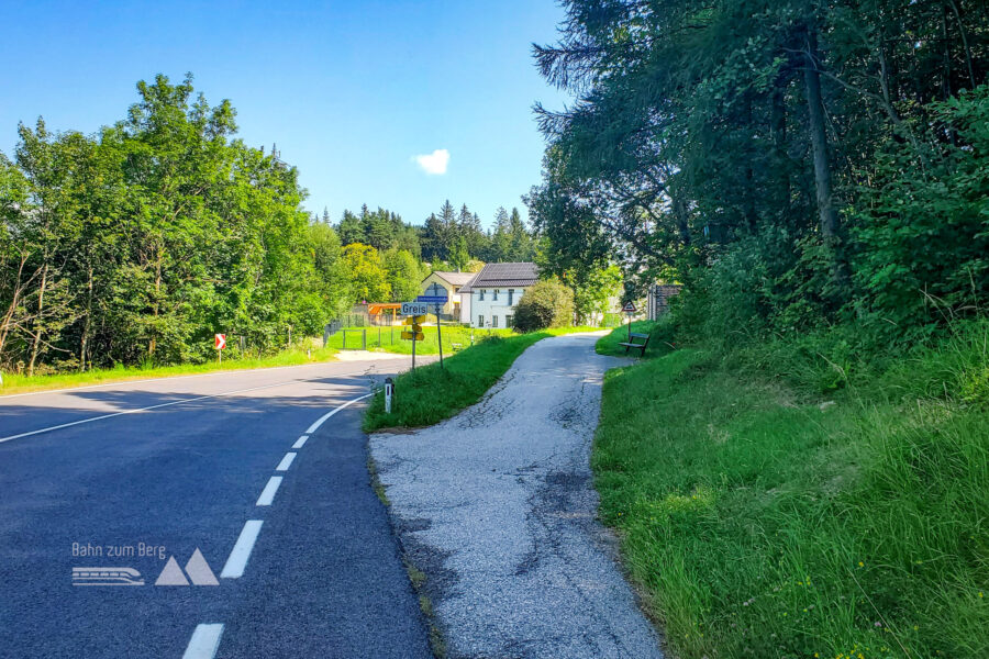 Die Bundesstraße schräg überqueren und dem kleinen Weg hinauf folgen. Foto: Linda Prähauser