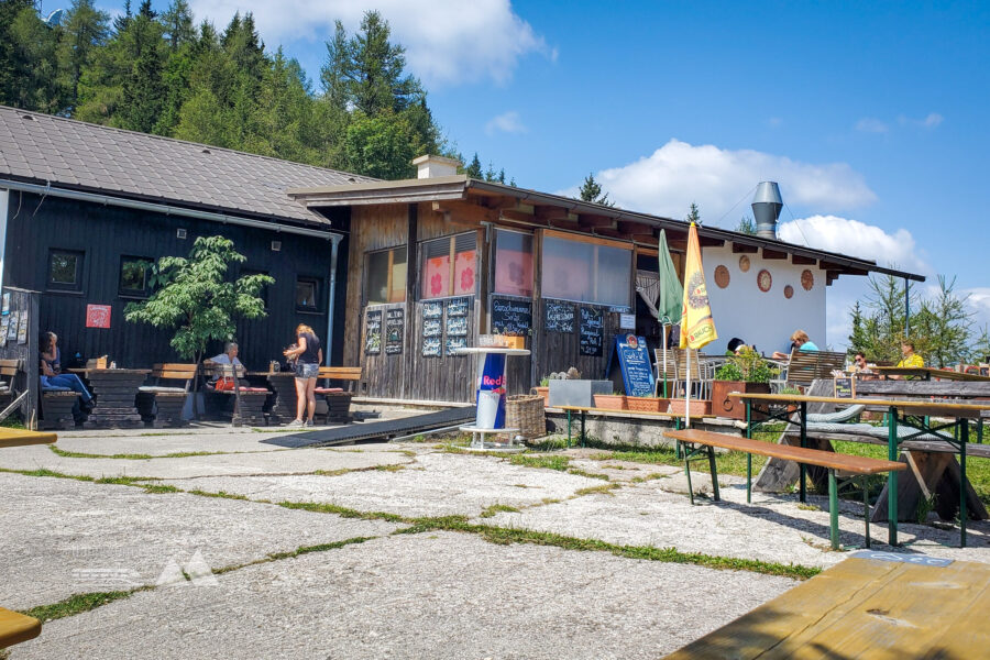 Die Pollereshütte lädt zum Verbleiben ein. Hier gibt es für jeden etwas zum Essen und Trinken. Foto: Linda Prähauser