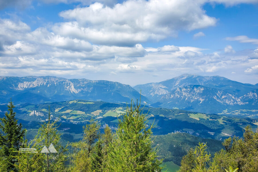 Ausblick vom Blickplatz bei der Bergkapelle am Sonnwendstein. Foto: Linda Prähauser