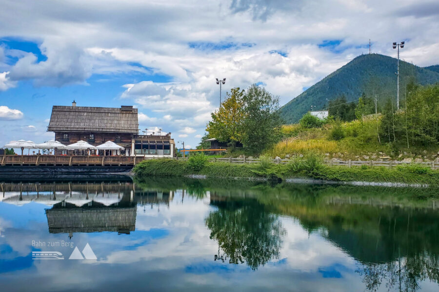 Das Seewirtshaus mit See und im Hintergrund der Sonnwendstein. Foto: Linda Prähauser