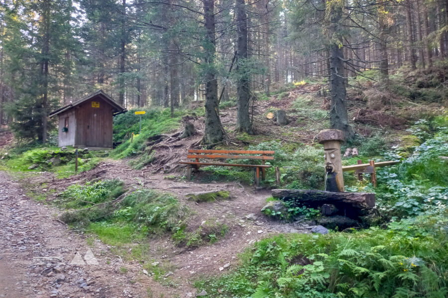 Engelbert Mautner Hütte mit Brunnen. Foto: Martina Friesenbichler