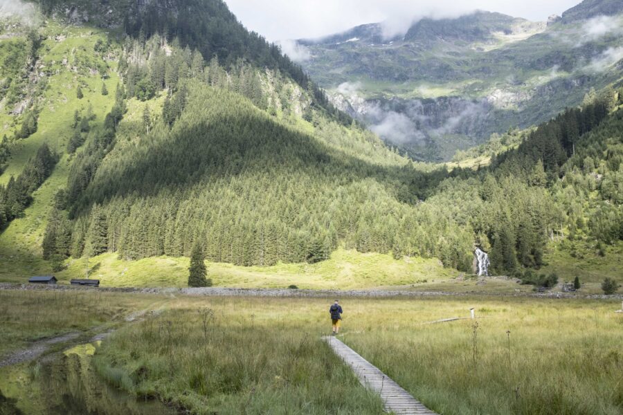 Rechts vom Wasserfall beginnt der Aufstieg. Foto: Birgit Reiter