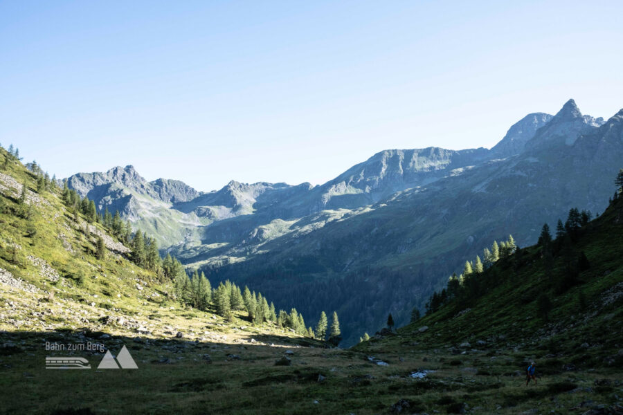 Morgenstimmung - der runde Gipfel rechts hinten ist die Hochwildstelle. Foto: Birgit Reiter